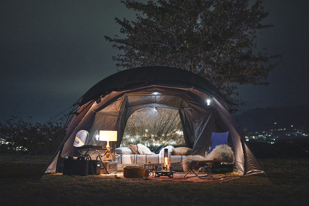 With the night view as a backdrop, another living room